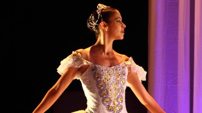 Veja como o Pilates ajuda na formação do corpo do bailarino
