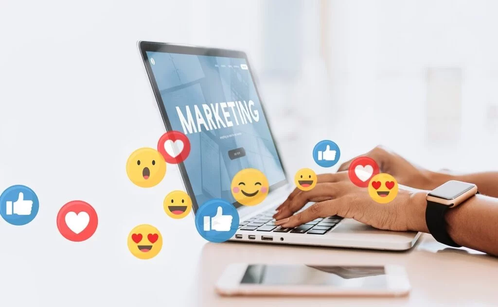Nuvem de emojis em frente de notebook para campanha de marketing