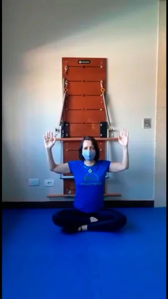 movimento de pilates com equipamento