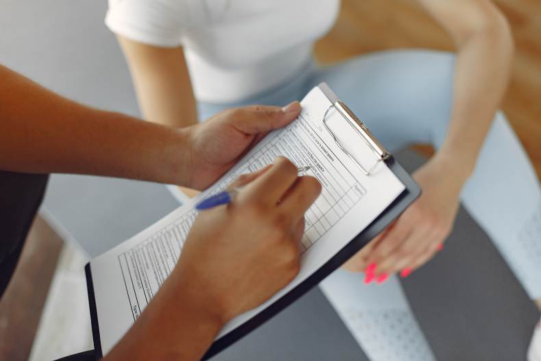 pessoa fazendo anotacao