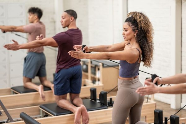 grupo de pessoas fazendo pilates