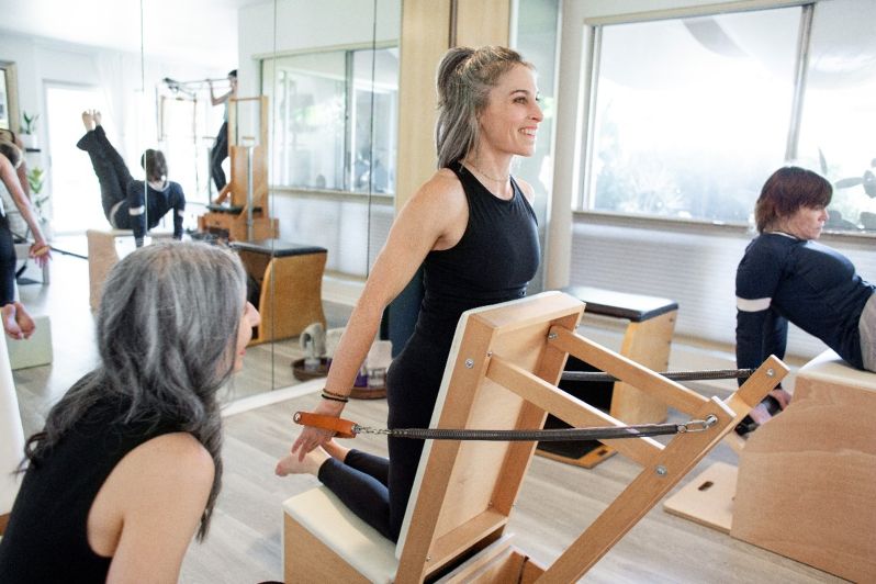 pessoas fazendo pilates