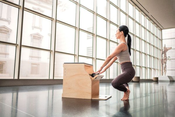 mulher fazendo exercício de pilates