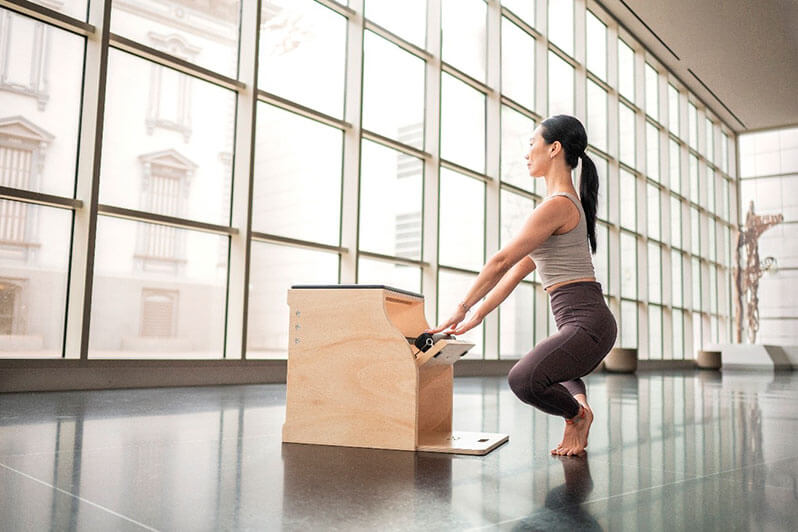 mulher fazendo exercício de pilates