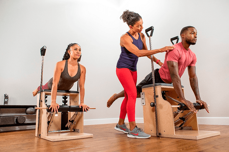 pessoas-praticando-pilates